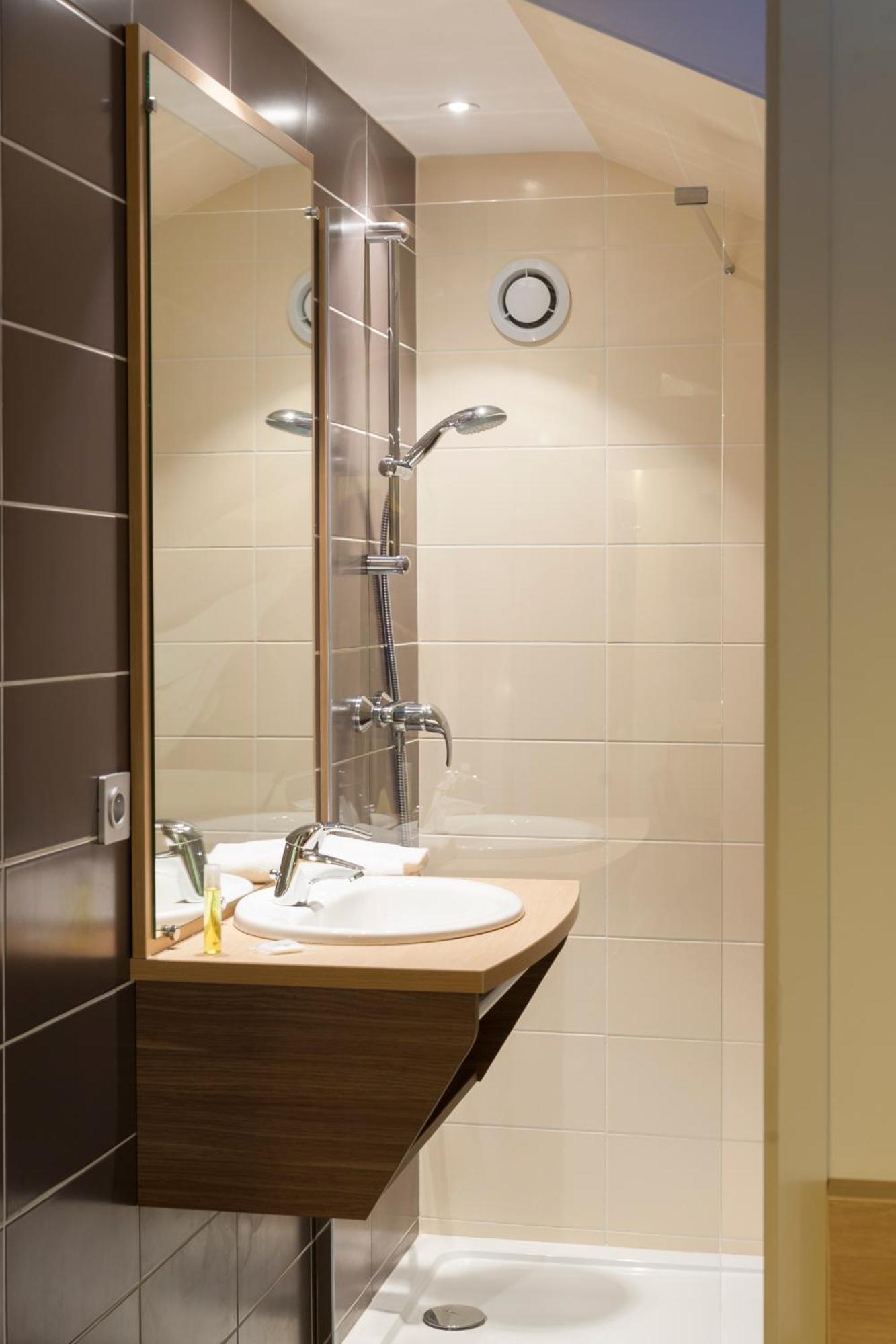 Brit Hotel Macon Centre Gare Екстериор снимка