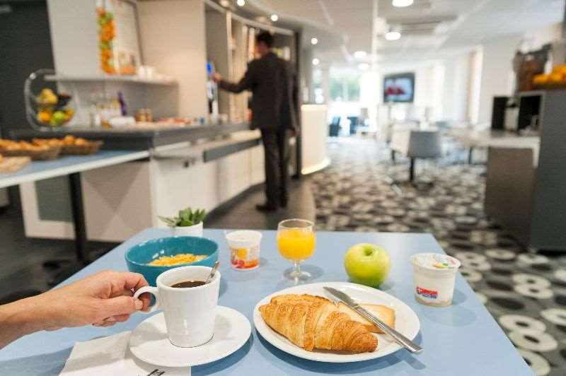 Brit Hotel Macon Centre Gare Ресторант снимка